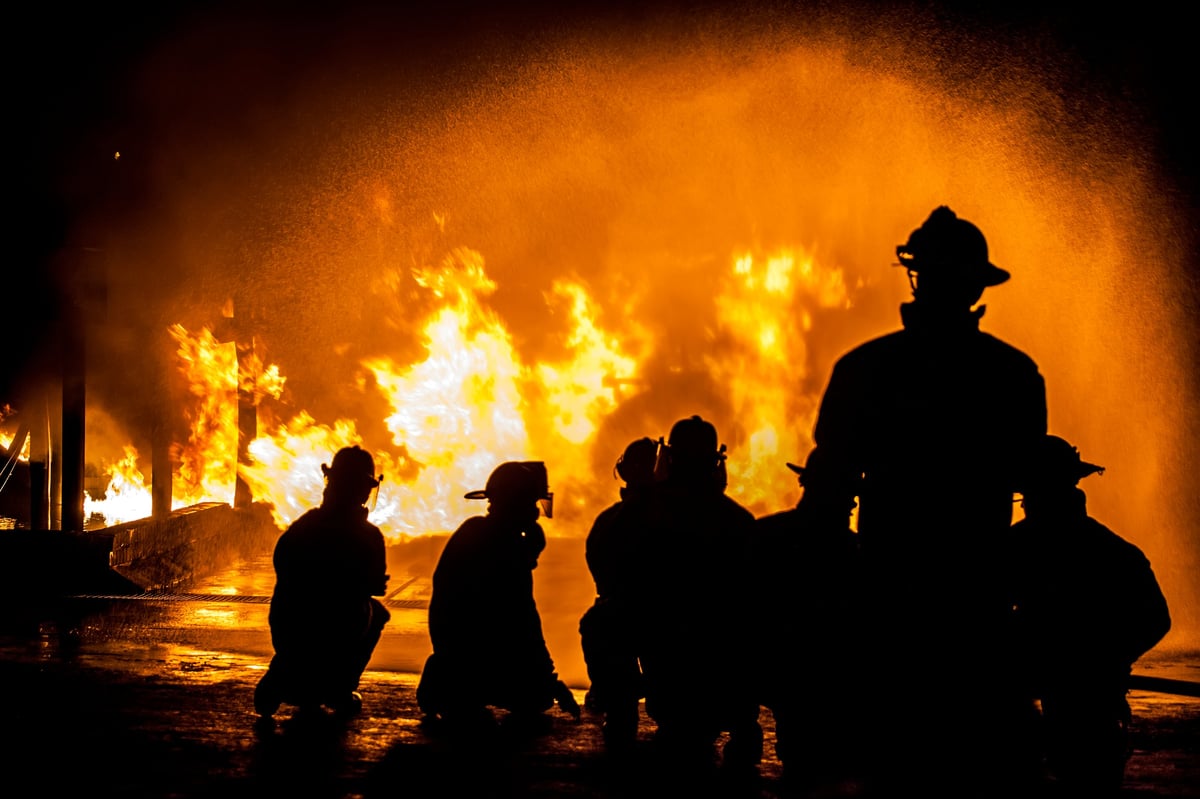 Silueta de bomberos